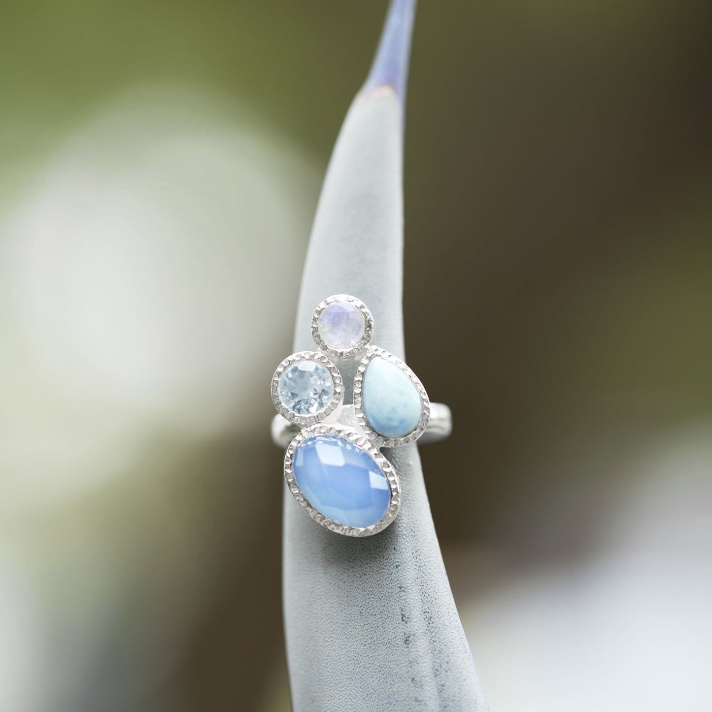 Anillo Cluster de Calcedonia, Larimar, Topacio y Piedra Lunar