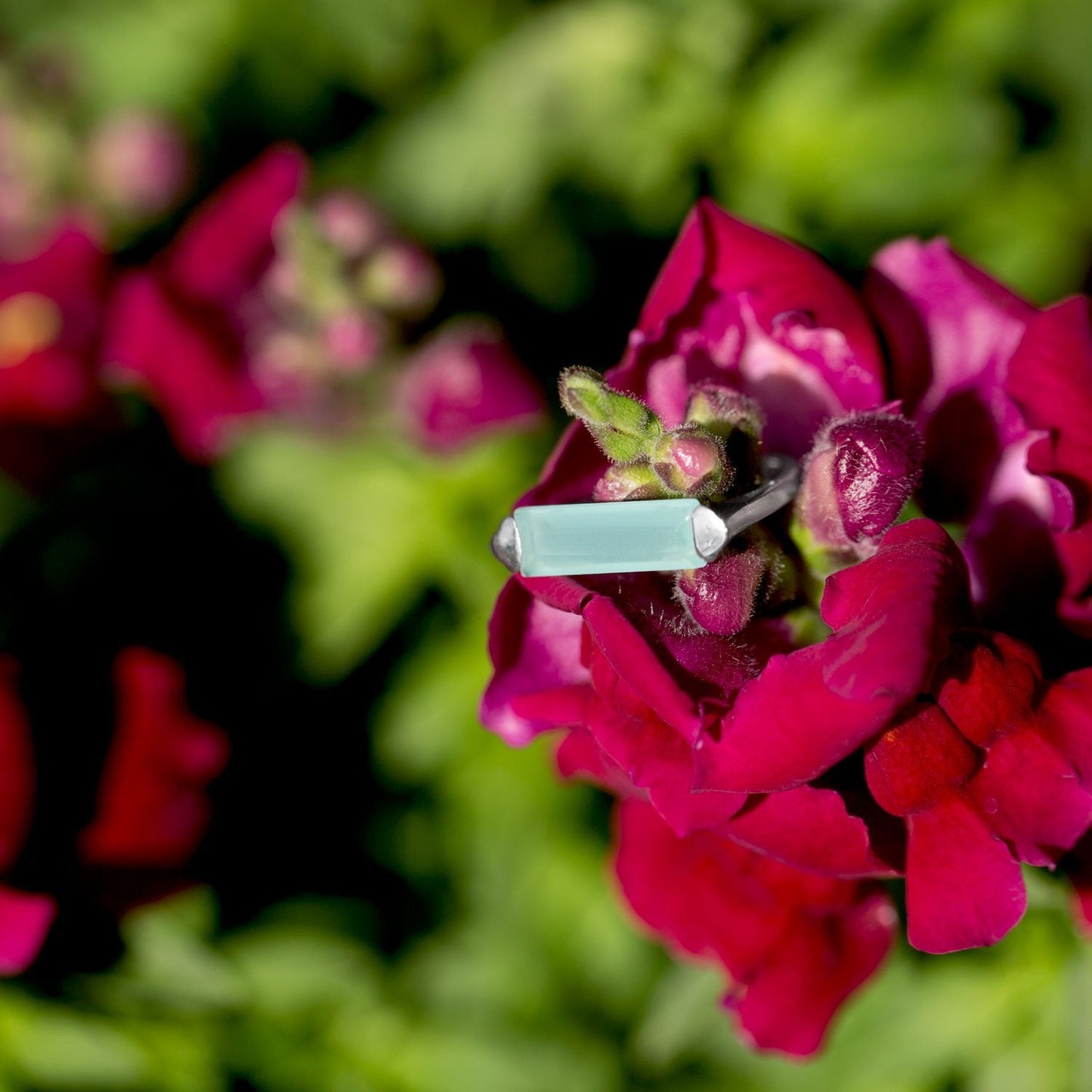 Anillo de barra de calcedonia verde bañado en rodio